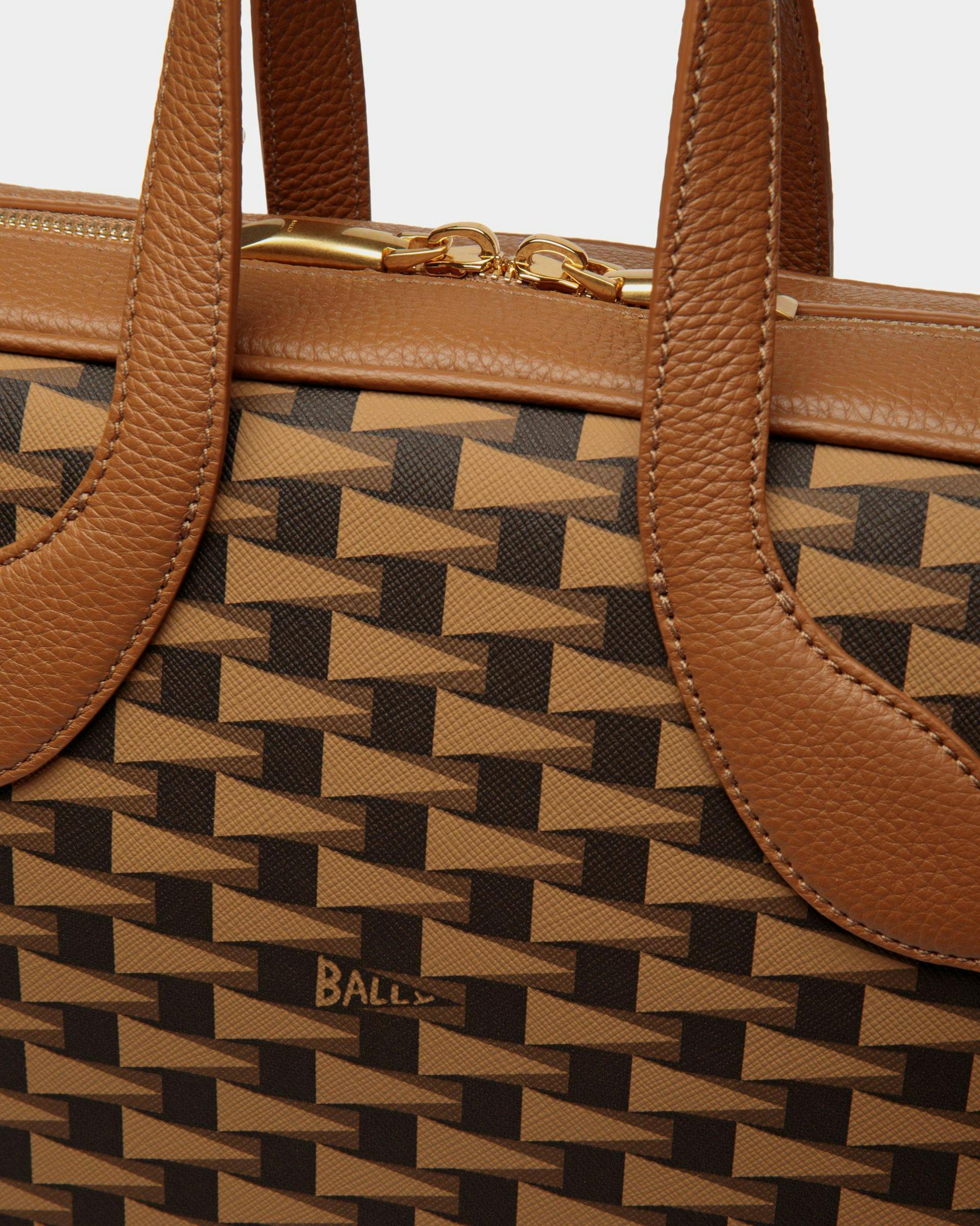 Men's Pennant Briefcase In Desert Leather And TPU | Bally | Still Life Detail