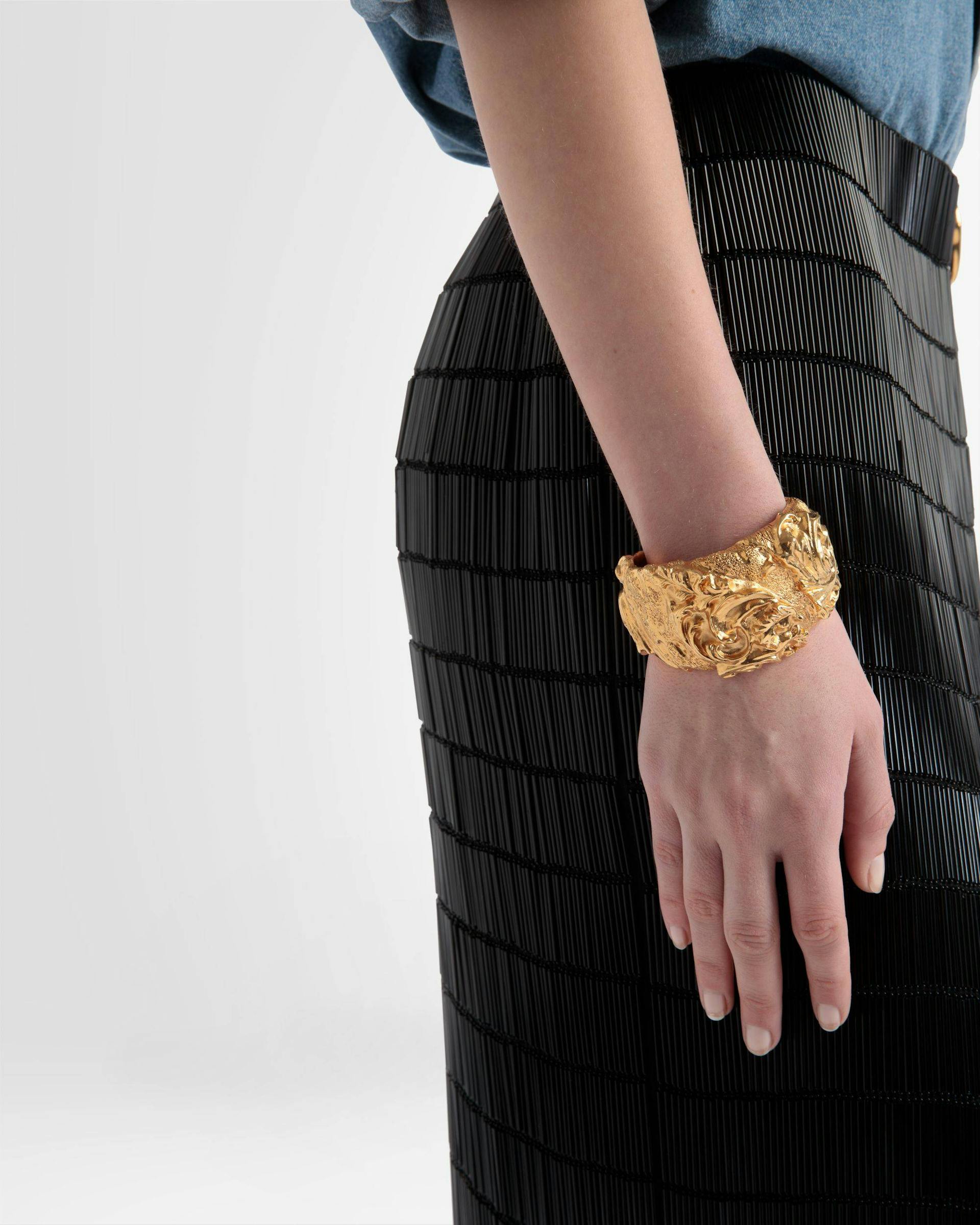 Bracelet Manchette Épais Effet Sculptural Couleur Or Jaune - Femme - Bally - 02