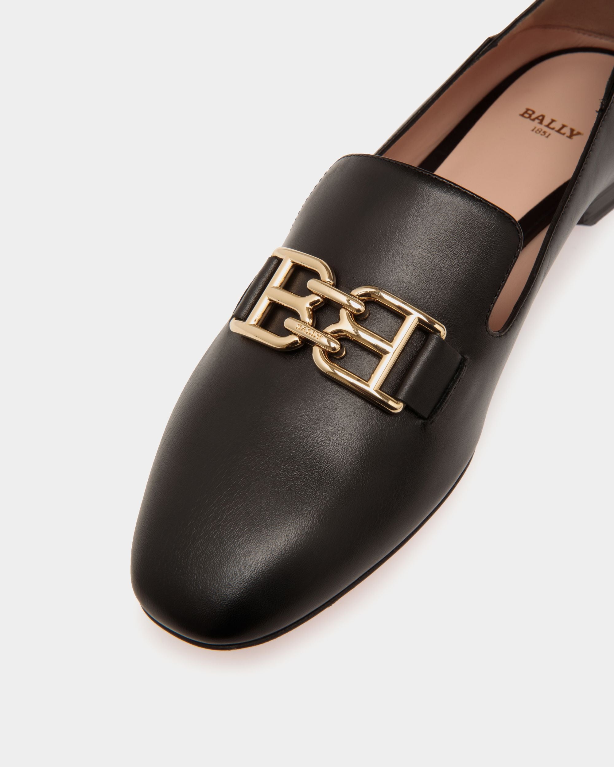 B Chain Flats In Black Leather - Women's - Bally - 05