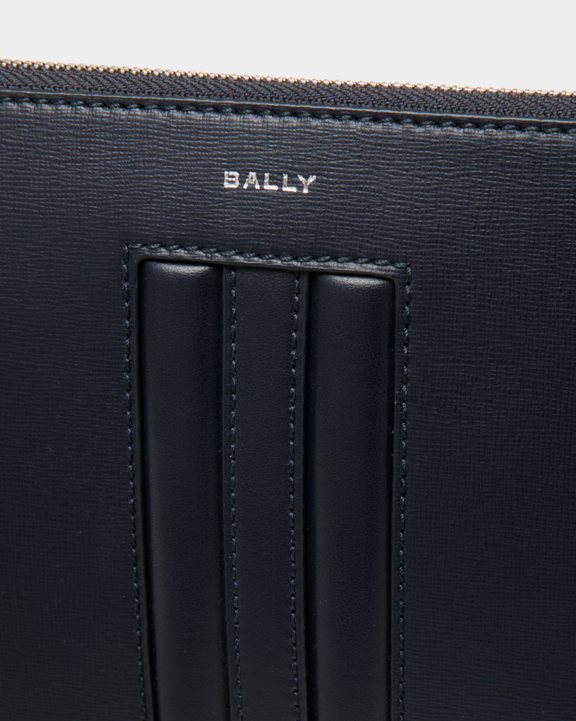 Mythos Pochette Aus Recyceltem Leder In Navy Blue - Herren - Bally - 05
