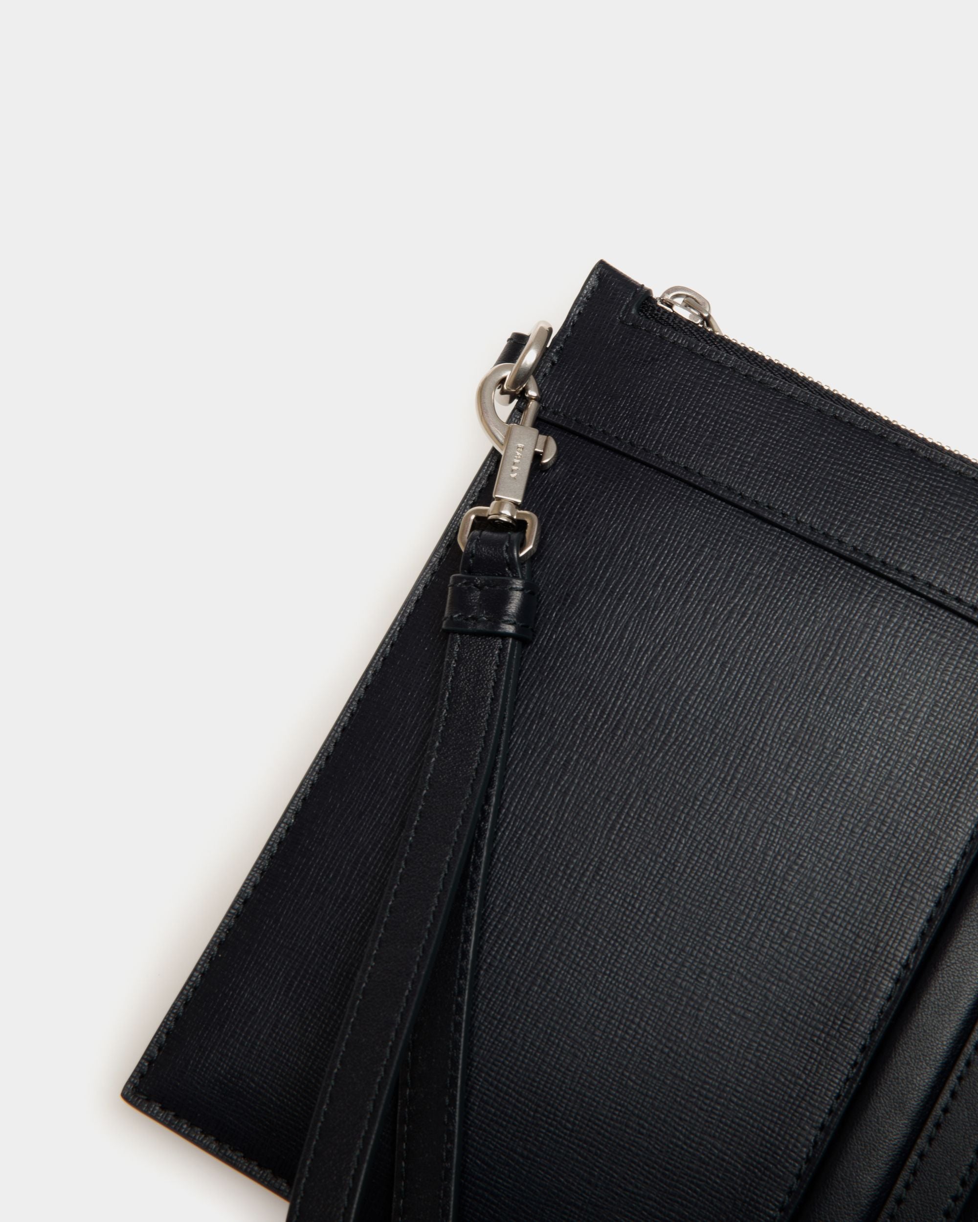 Mythos Pochette Aus Recyceltem Leder In Navy Blue - Herren - Bally - 05