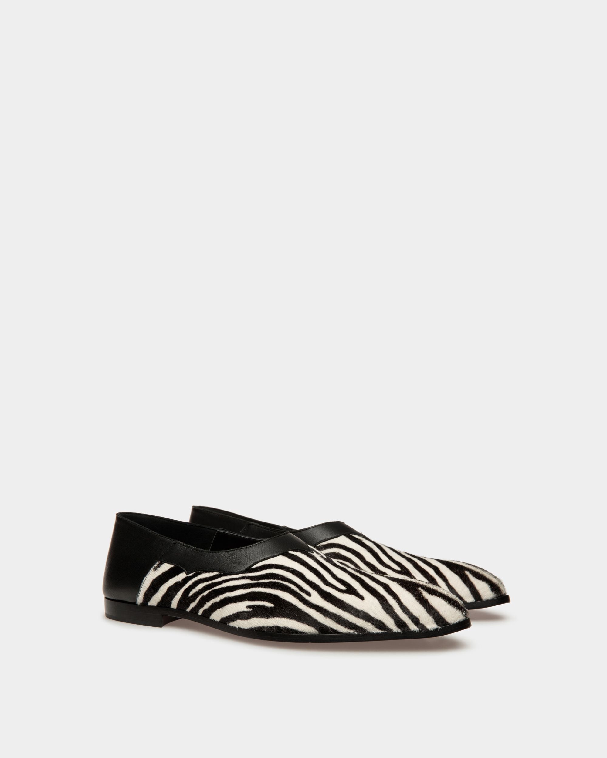 Mocassins Plats Vegas En Cuir De Veau Façon Poulain Noir Et Blanc - Homme - Bally - 02