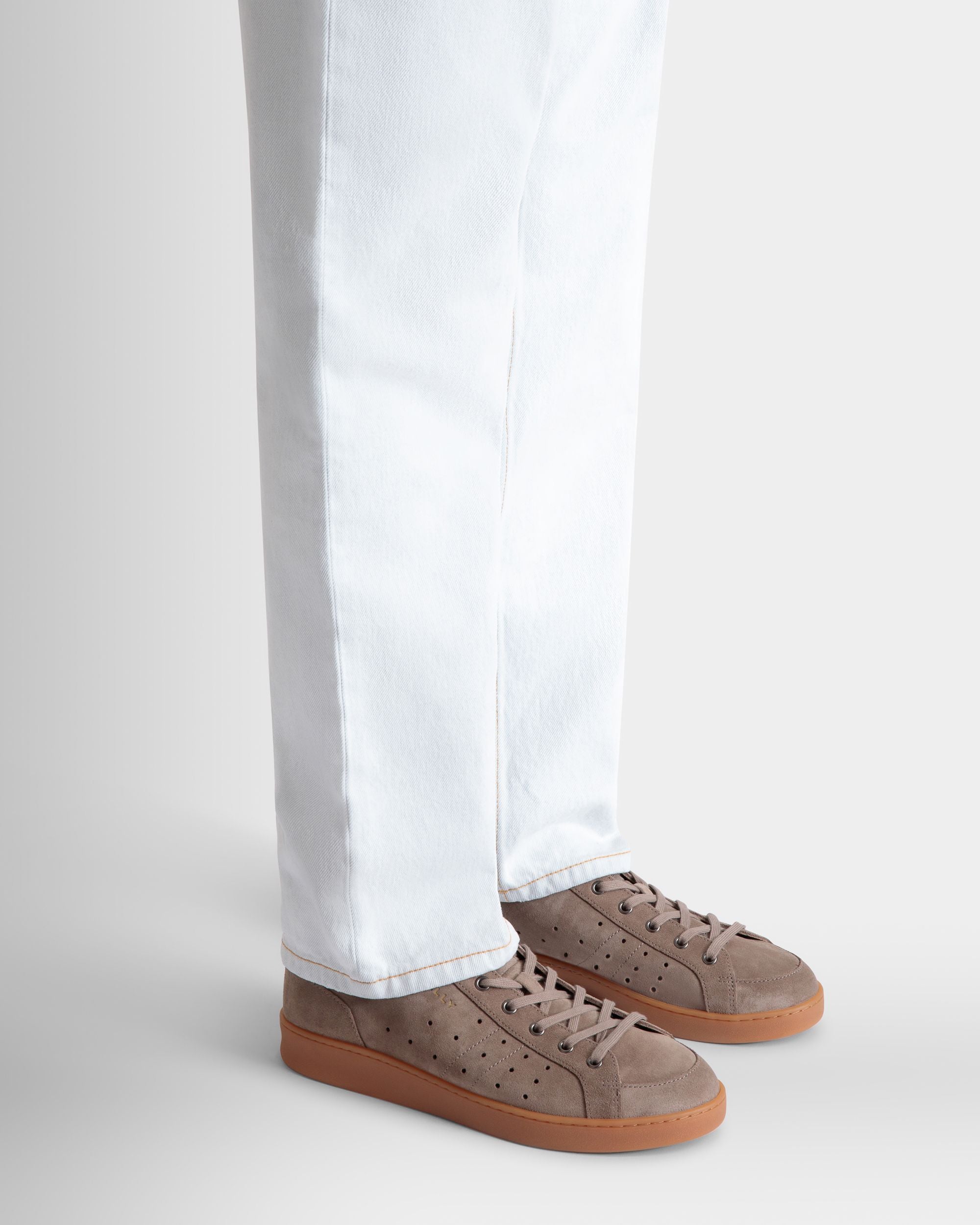 Tennis Sneakers Aus Veloursleder In Taupe Und Tiefem Burgunderrot - Herren - Bally - 02