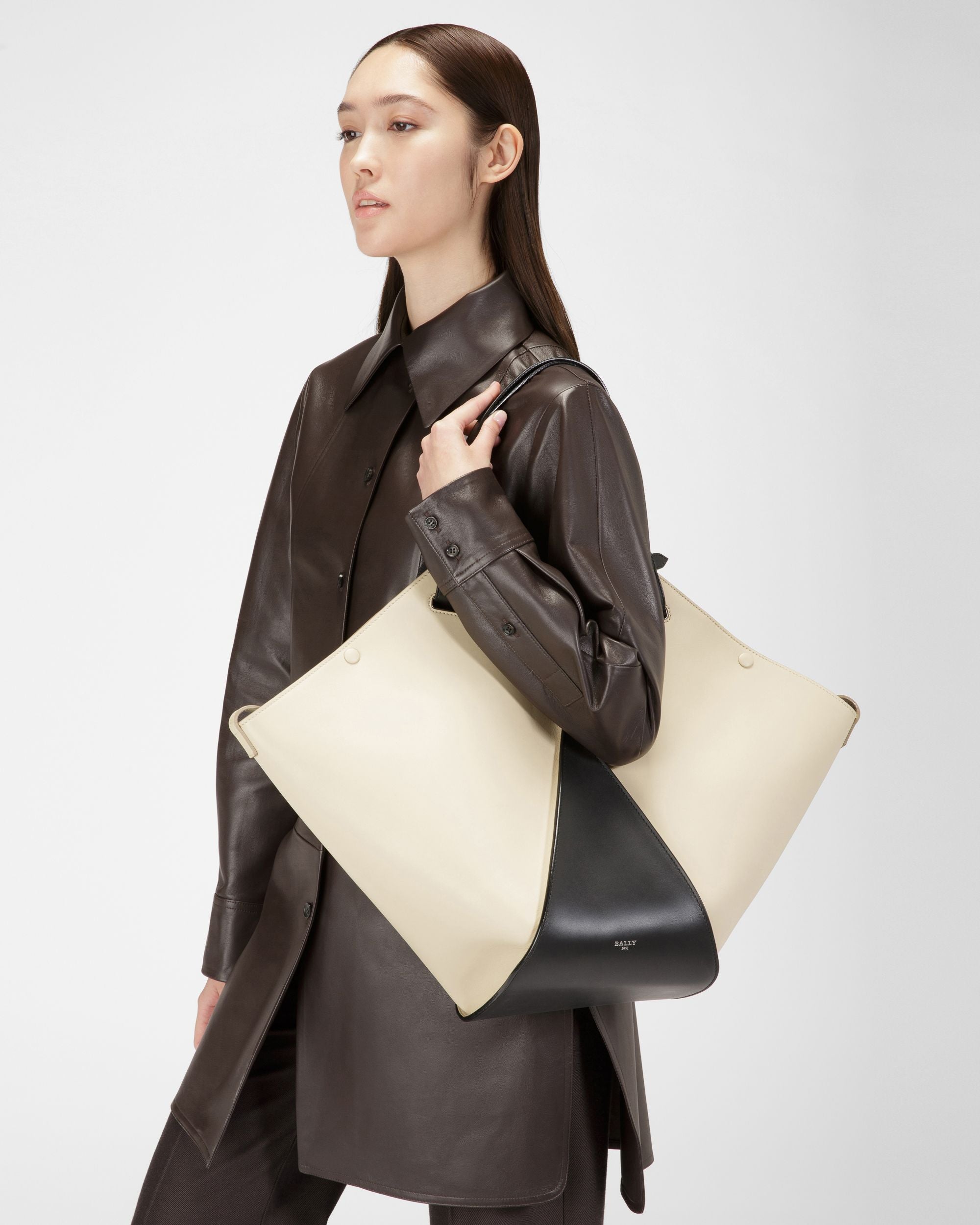 Ahria Cabas En Cuir Beige Clair Et Noir - Femme - Bally - 02
