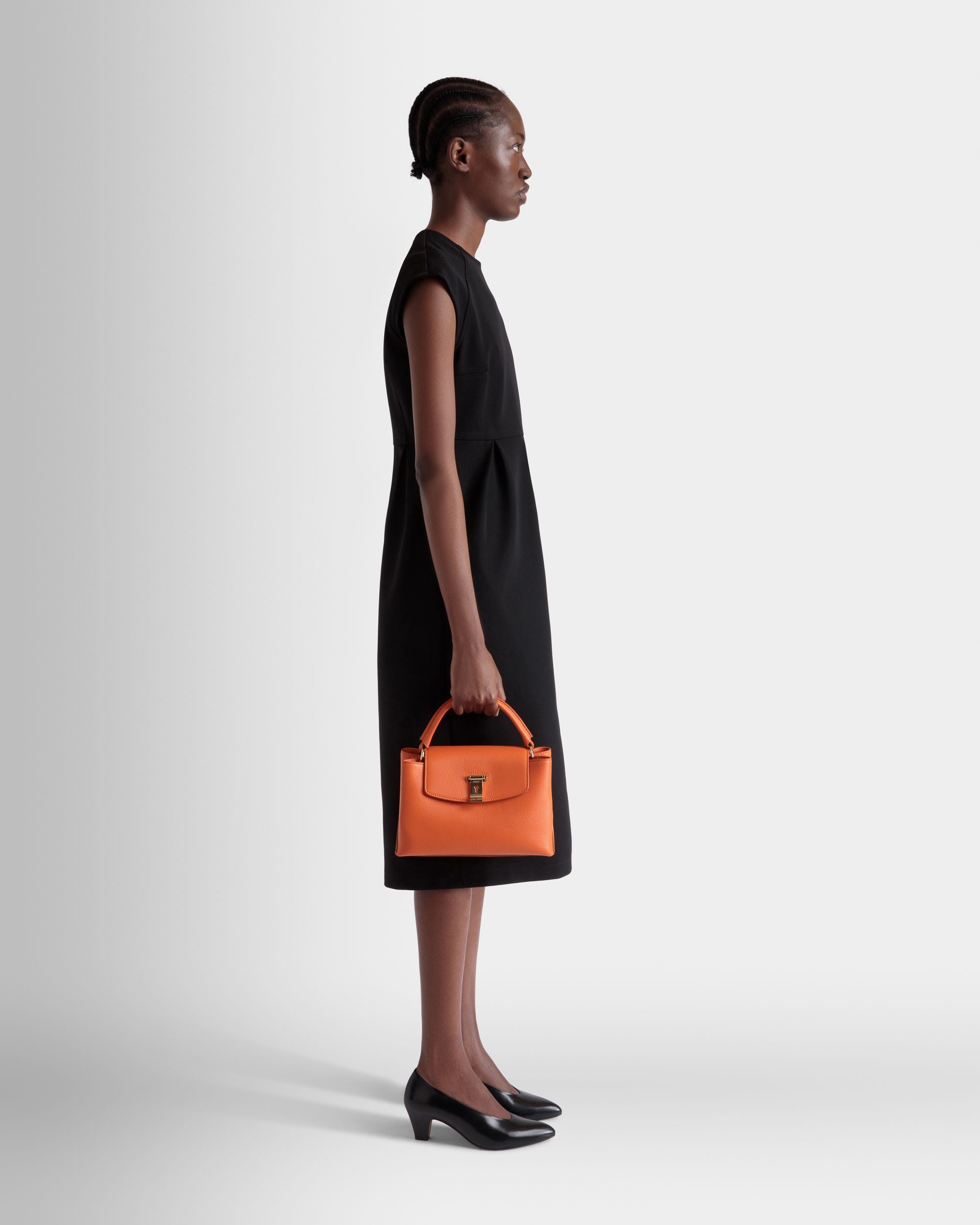 Kleine Lock Me Henkeltasche Aus Genarbtem Leder In Koi Orange - Damen - Bally - 02