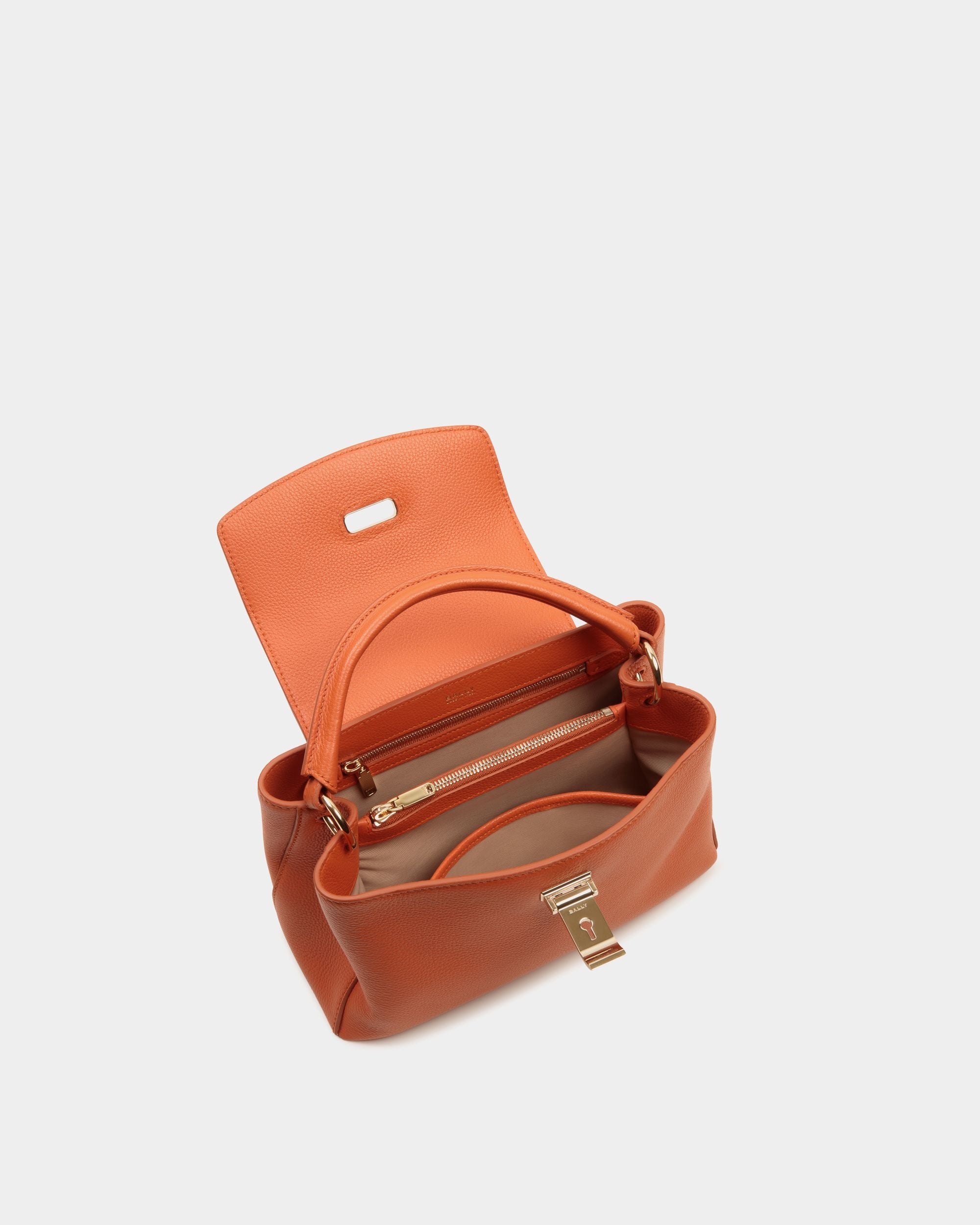 Kleine Lock Me Henkeltasche Aus Genarbtem Leder In Koi Orange - Damen - Bally - 05