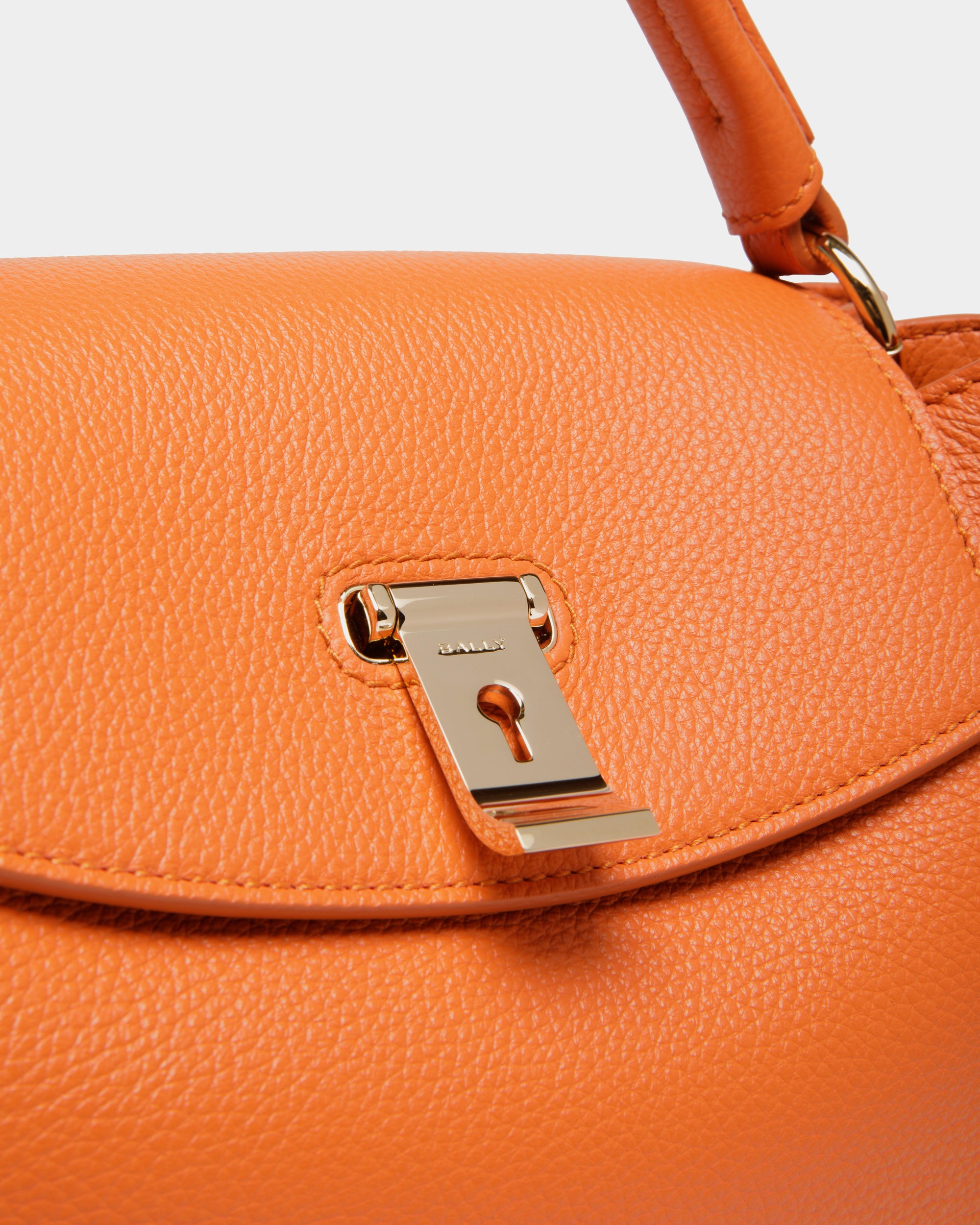Kleine Lock Me Henkeltasche Aus Genarbtem Leder In Koi Orange - Damen - Bally - 06