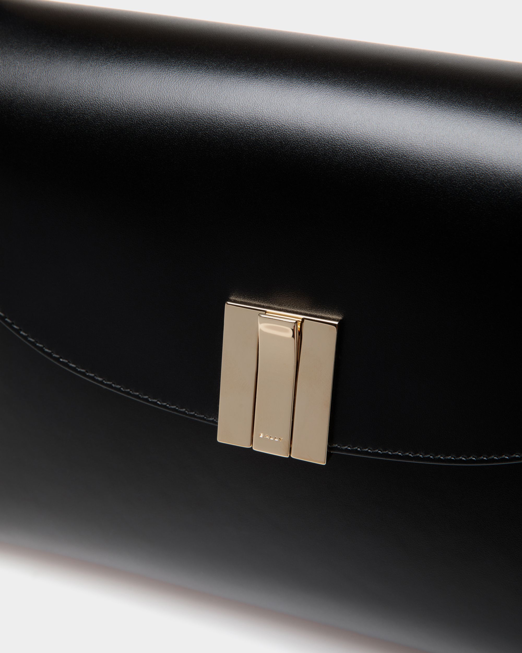 Bolso De Hombro Ollam De Piel Negra - Mujer - Bally - 06