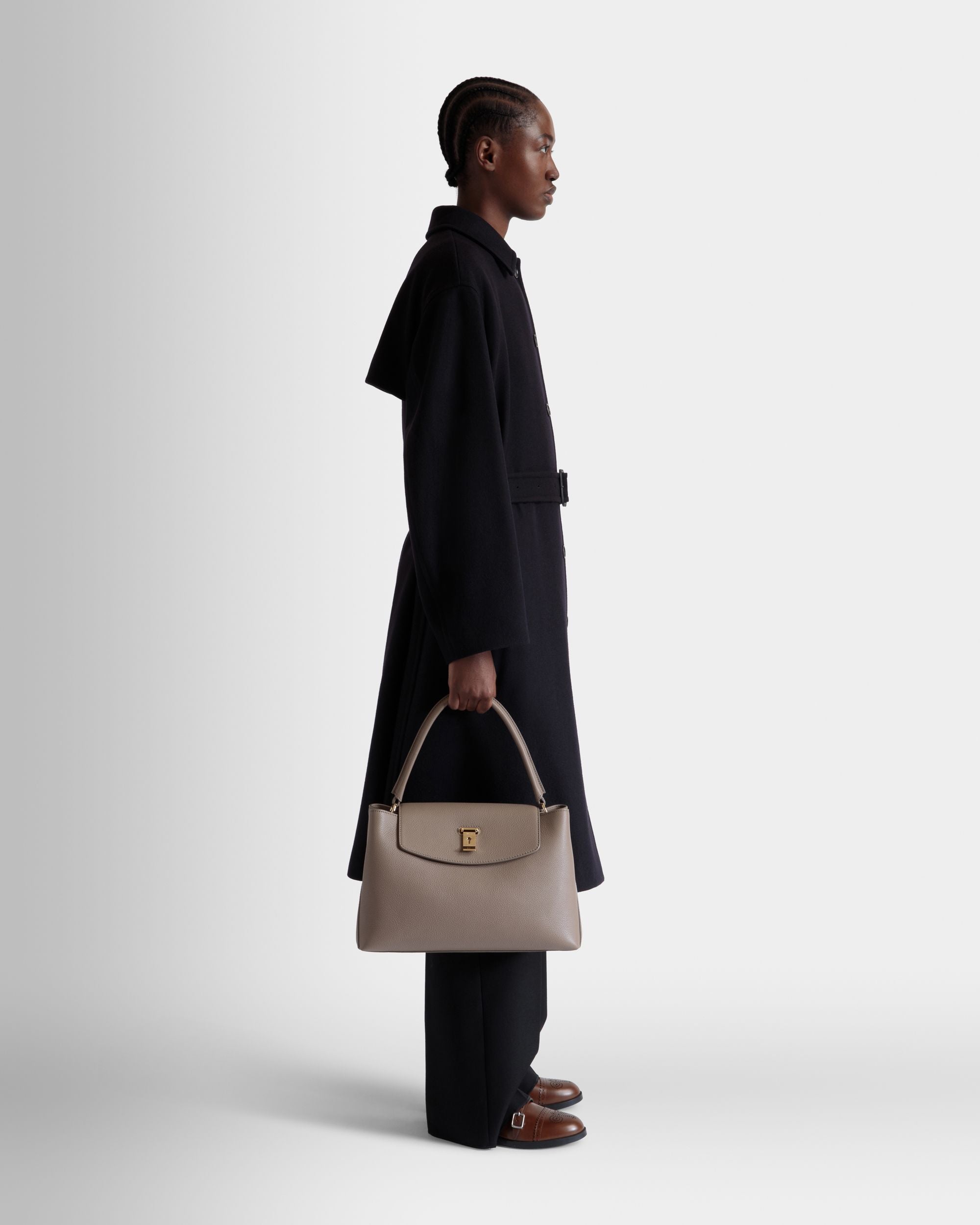 Sac À Anse Supérieure Lock Me En Cuir Grainé Taupe - Femme - Bally - 02