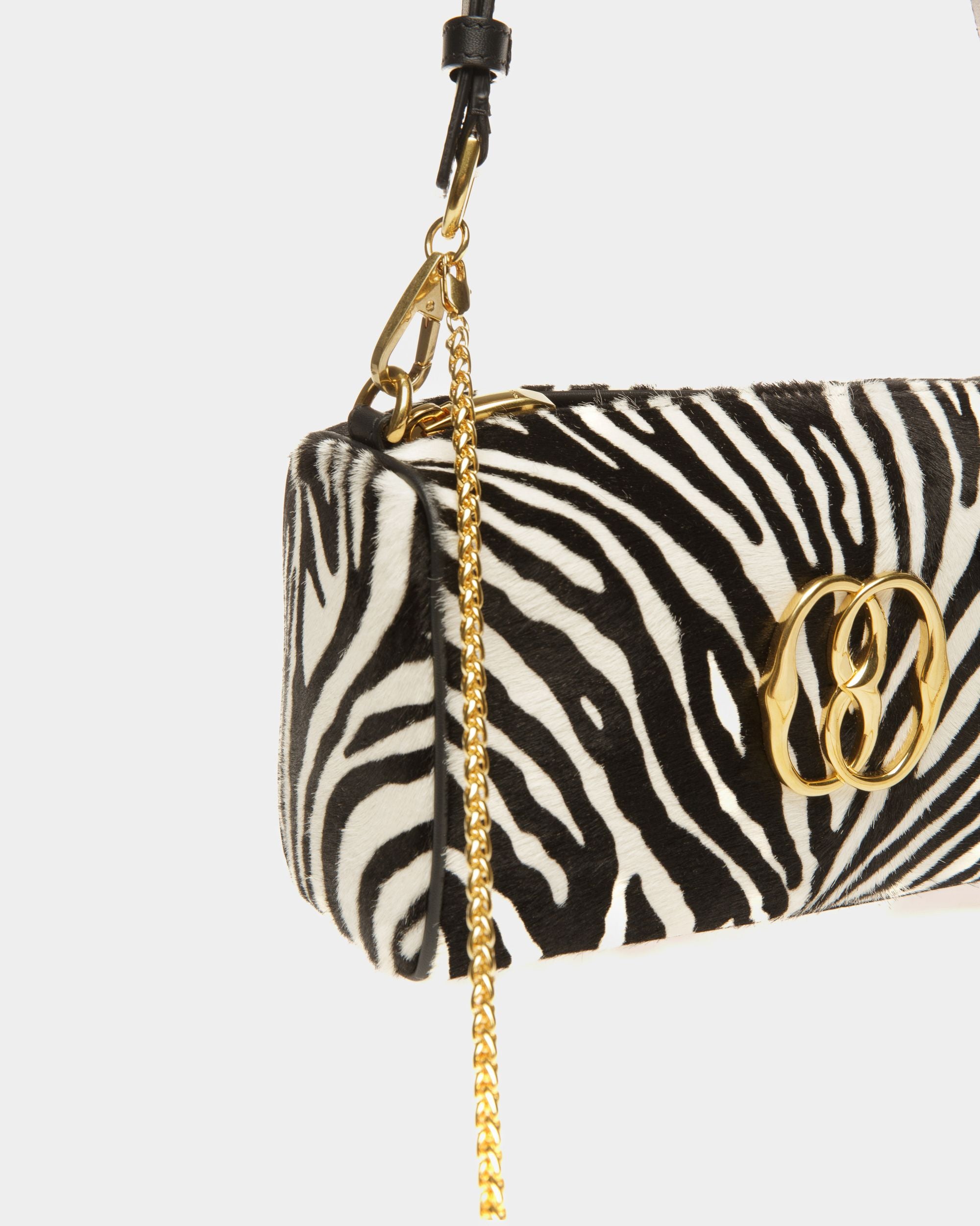 Mini-Sac Emblem En Cuir De Veau Façon Poulain Noir Et Blanc - Femme - Bally - 04