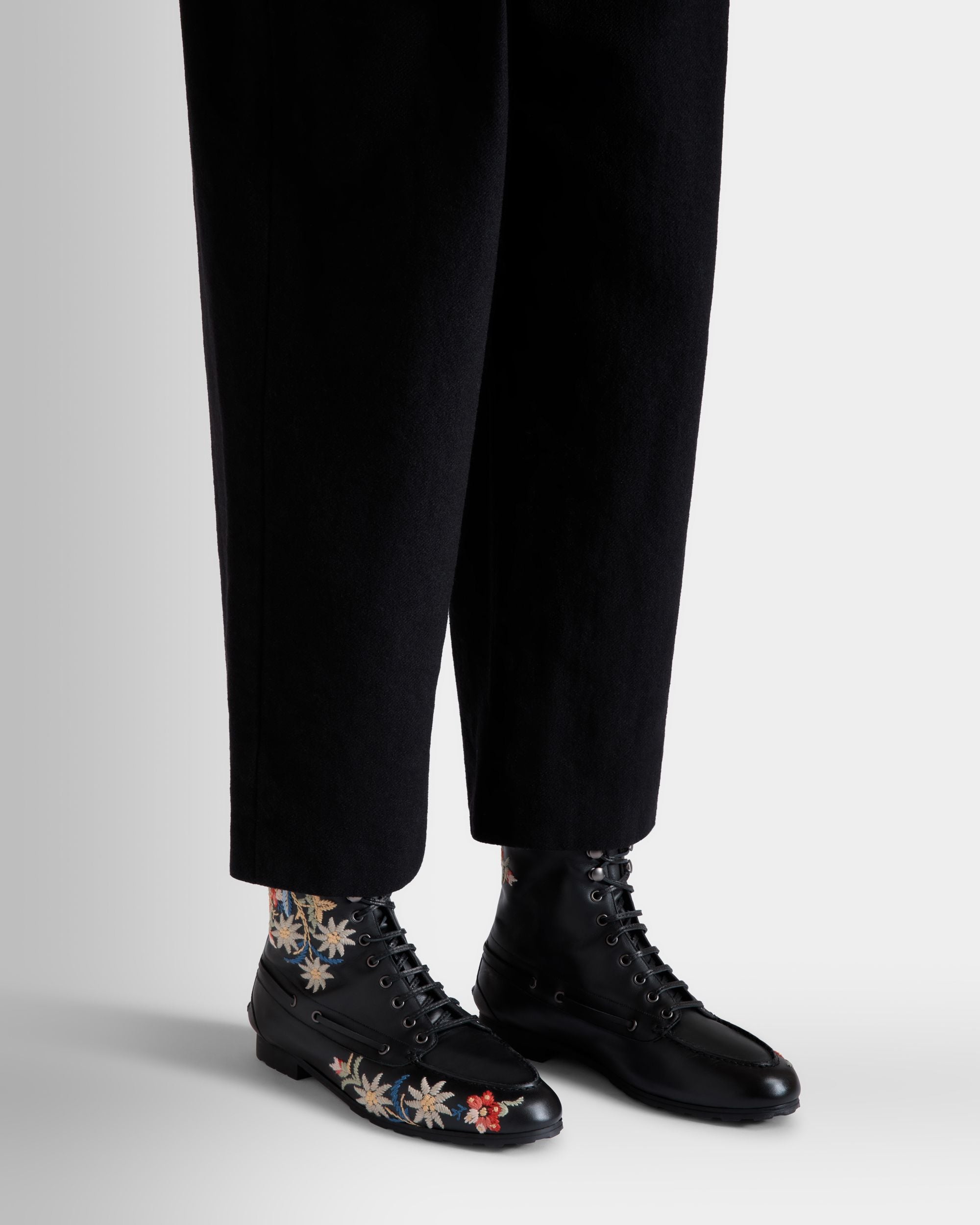 Bottine En Cuir Noir De La Capsule Winter Avec Motif Alpine Flowers - Femme - Bally - 02