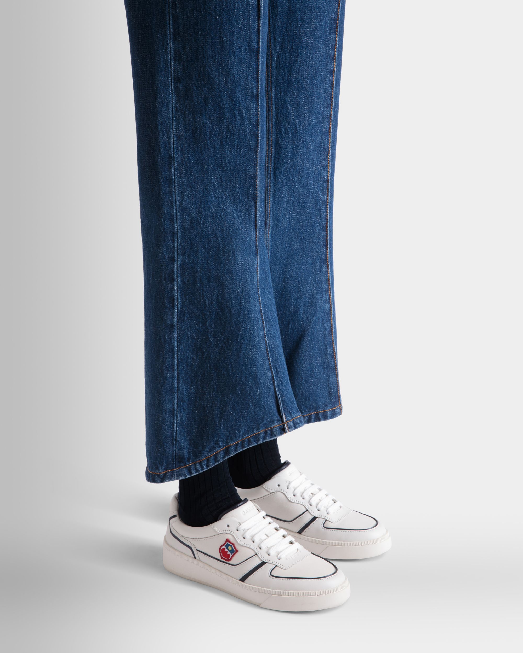 Sneaker Raise En Cuir Blanc Et Navy Blue - Femme - Bally - 02