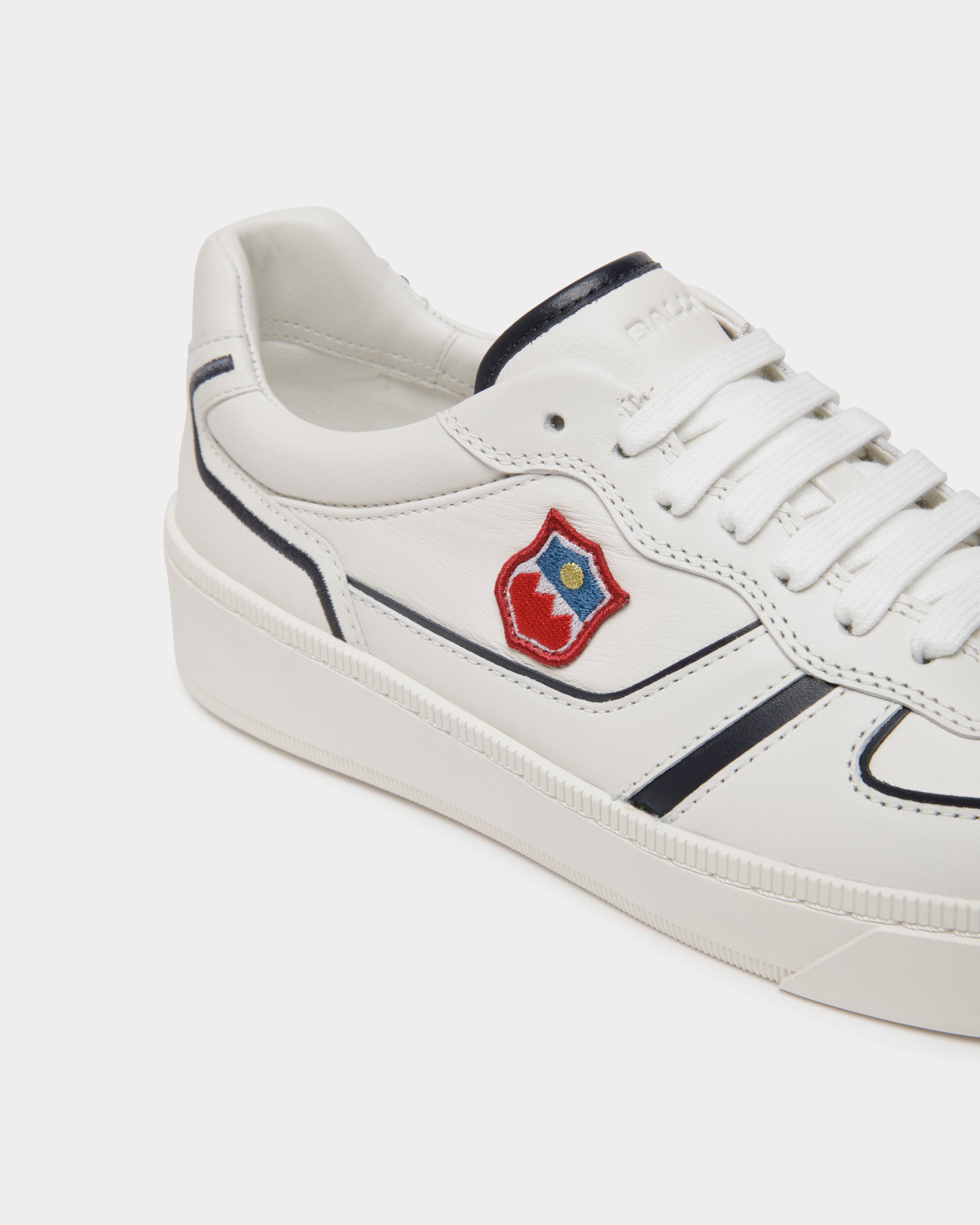 Sneaker Raise En Cuir Blanc Et Navy Blue - Femme - Bally - 06