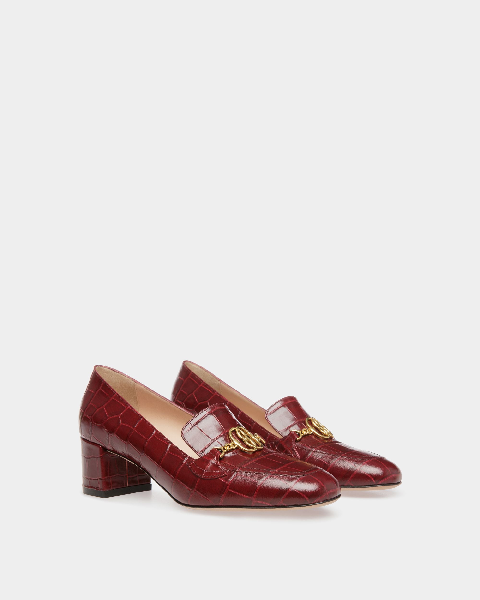 Zapatos De Salón Emblem De Piel Con Estampado De Cocodrilo Rojo Oscuro - Mujer - Bally - 02